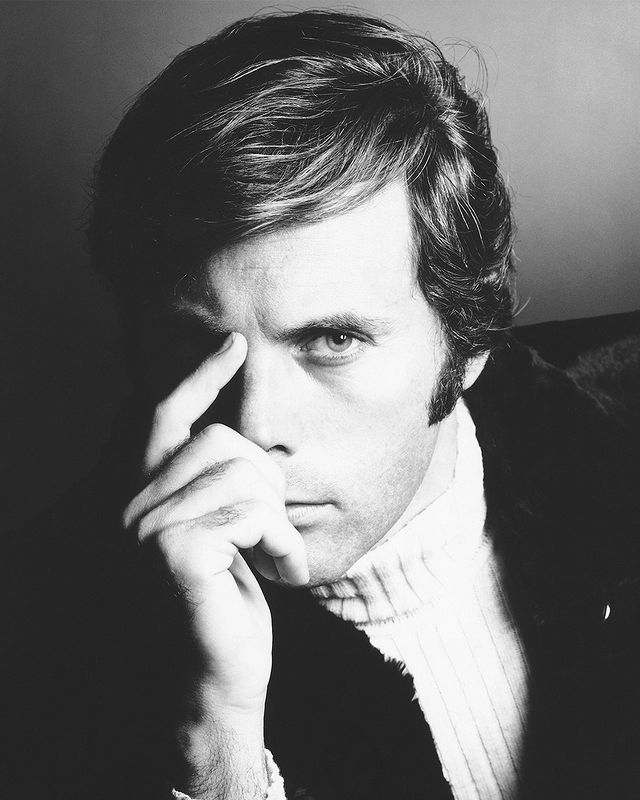 Mani che hanno plasmato un'epoca, mani che hanno disegnato eleganza senza tempo. La storia della moda si inchina e saluta il suo re 👑

#armani 
#giorgioarmani