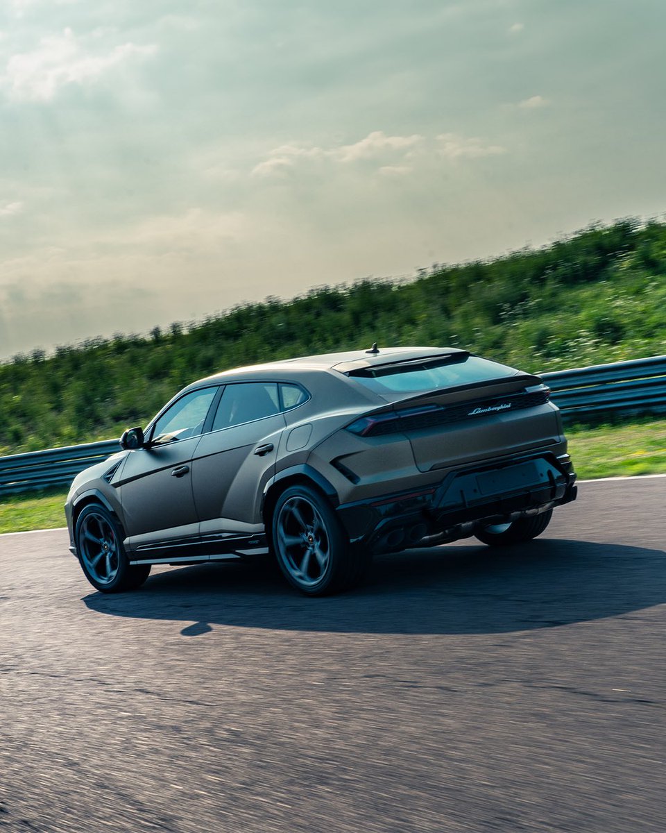 Lamborghini tweet media