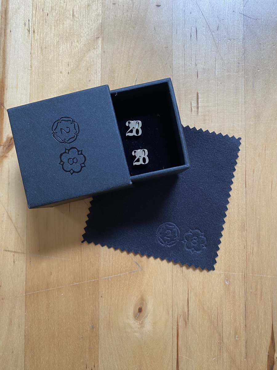 LittleMissHDIGH's tweet photo. Look what arrived while I was working at school! The 28 stud earrings are lovely, also the packaging with all the details! Would also love stud earrings like that with the roses from the 28op logo! โฅ๏ธ
@28clothing @Louis_Tomlinson #28op #dropV #earring #jewelry https://t.co/ewohzcTnMU