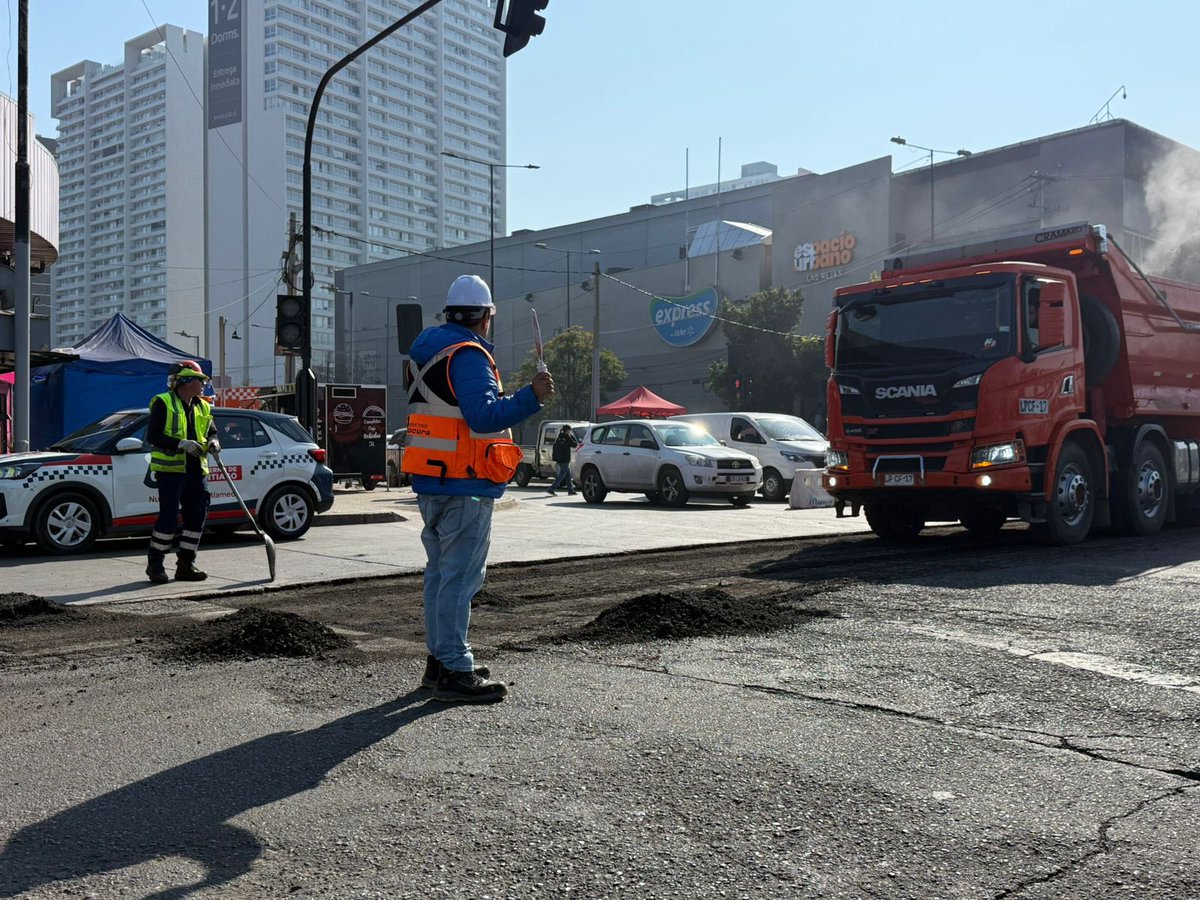 🚧 ¡Atención vecinos y vecinas! Durante la mañana #AvLasRejas , #MaríaRozasVelásquez y #Alameda  estarán con cierres parciales por arreglo de calzada. Prefiera rutas alternativas 🙌 #EstacionCentral