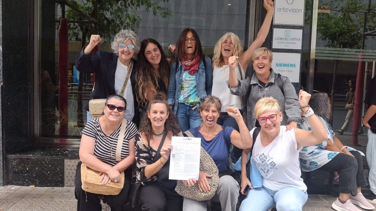 ✊ Eratu da EAEko jantokien eta sukaldeen sektoreko hitzarmena hemen negoziatzeko lehen mahaia!

✅ Honako hau, negoziazio kolektiboa Euskal Herrian burutu ahal izateko, ELAk hainbat urtetan zehar bultzatu egin duen aldarrikapen historiko bat da.

🔗 labur.eus/k7zclwj1