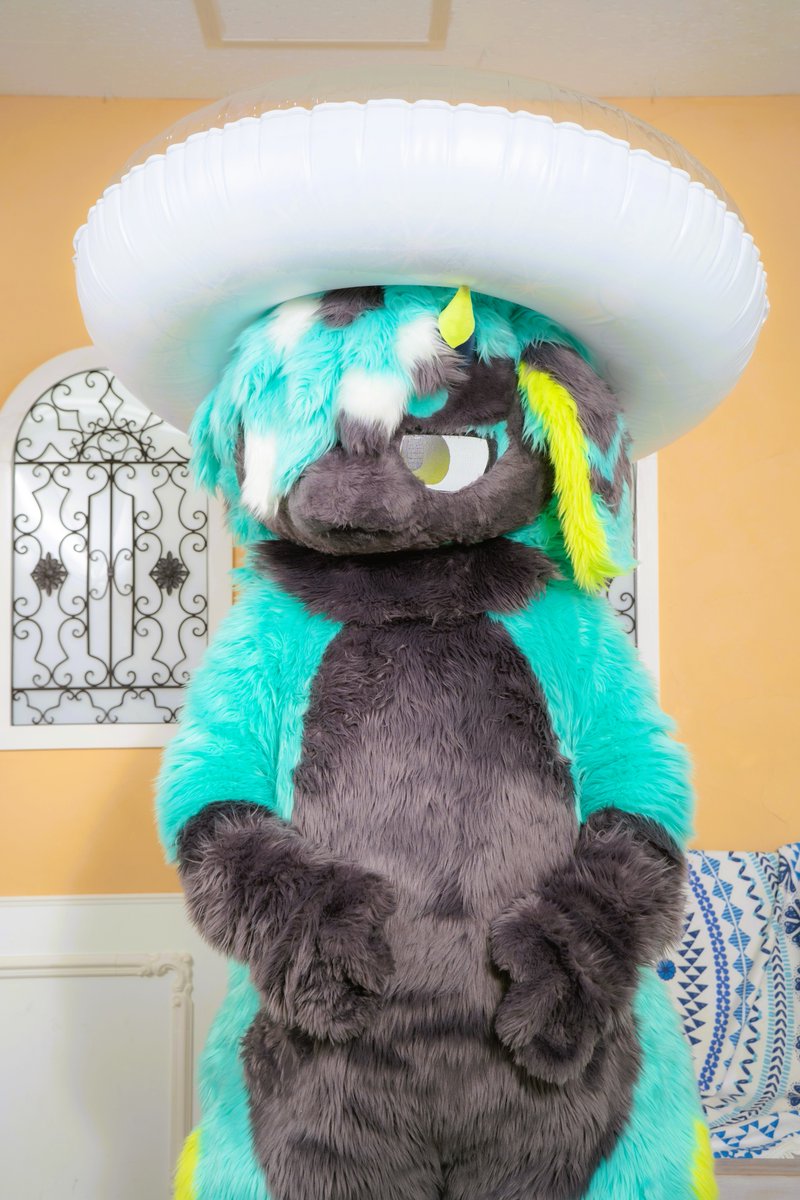 あの…浮き輪が小さくて…いや…頭が大きいわけじゃなくて…浮き輪が小さくて…
#FursuitFriday 
📷たちつておさん