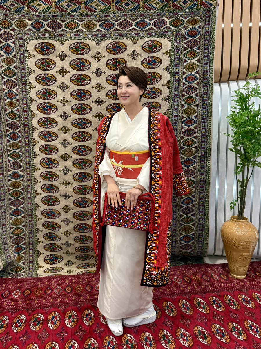 女優、モデル、日本館名誉館長として有名な藤原紀香さんが、本日、大阪で開催された2025年国際博覧会のトルクメニスタン館を訪れました。

彼女はトルクメニスタン館の雰囲気とトルクメニスタンの伝統的な絨毯の美しさに惚れ込んだ。
#藤原紀香
#トルクメニスタン館
#EXPO2025
#大阪