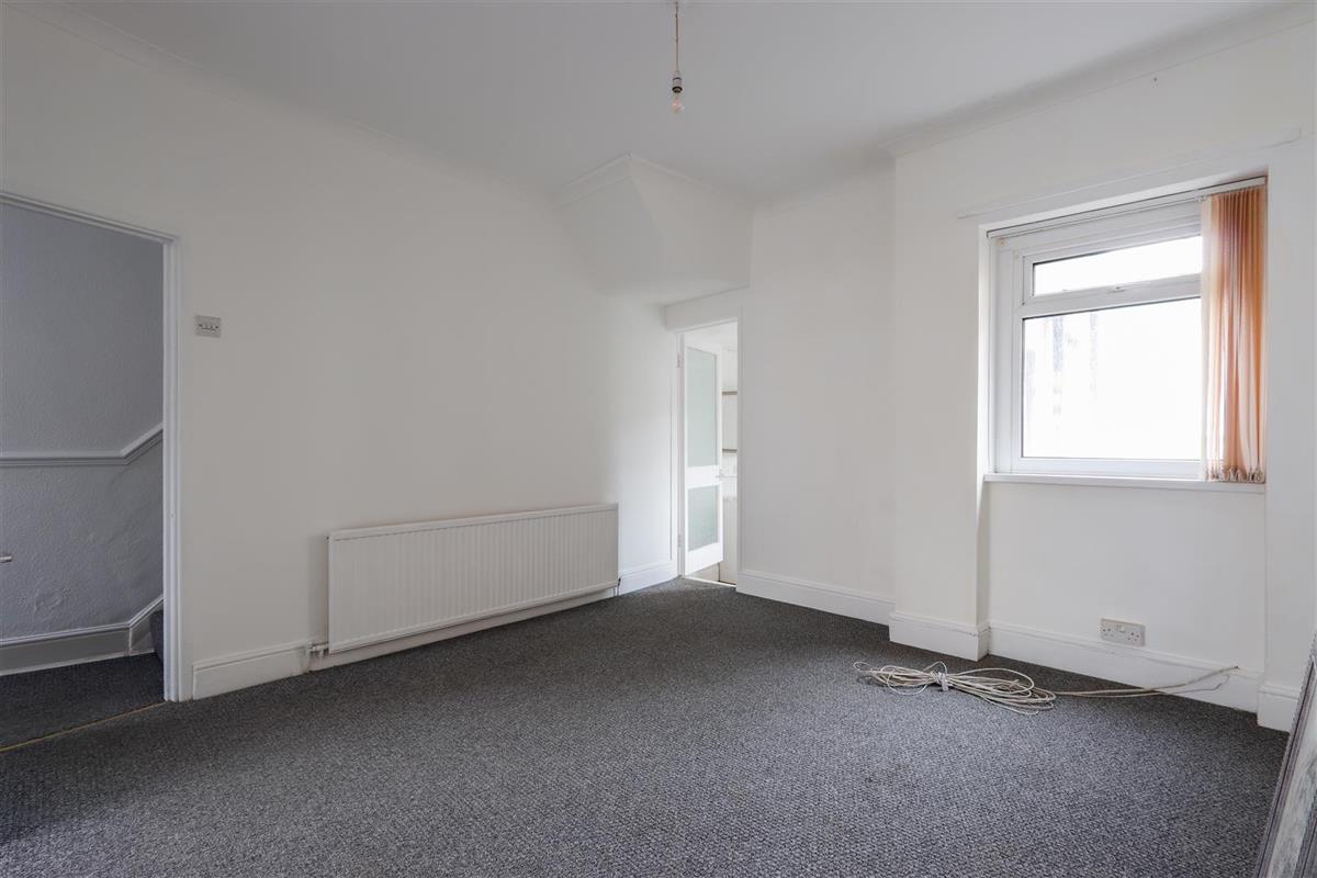 New to market - 2 Bed Terraced House, Castle Street, Barry, £1,000pcm. View details: smart-lettings.co.uk/propertydet.as…