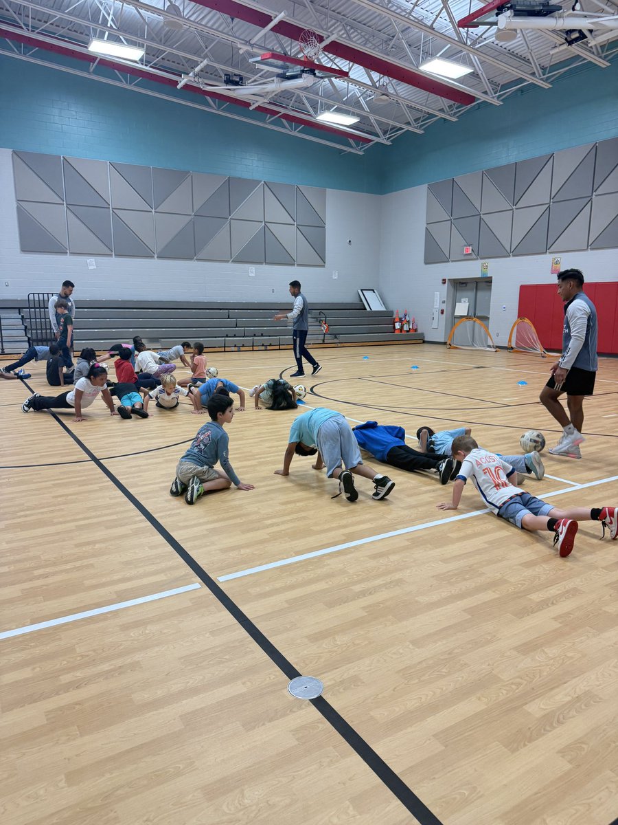fcsdcentral's tweet image. Central students are living their best lives with FC Cincinnati’s Club Ambassador, Manu Ledesma and his FCC partner coaches! @fccincinnati