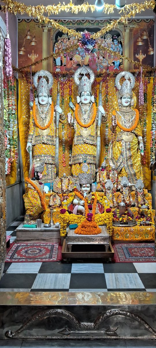 अवधेश,दिनेश,महेश,सुनो,
मेरे भीतर का रोष सुनो,
कोलाहल,अड़चन,घबराहट में,
मेरा अवरोध,विरोध सुनो,
जग के पालक नारायण तुम,
तम,पाप,ताप संघारक तुम,
पथ के अनंत विस्तारक हो,
मुझको वर में स‌त्पथ दो,
दो अभय,अविचलन अब ऐसा,
विश्वास मुझे तारा ध्रुव जैसा।

-अवनीश मिश्र 
<a href="/DrKumarVishwas/">Dr Kumar Vishvas</a>❤️🙏🏻