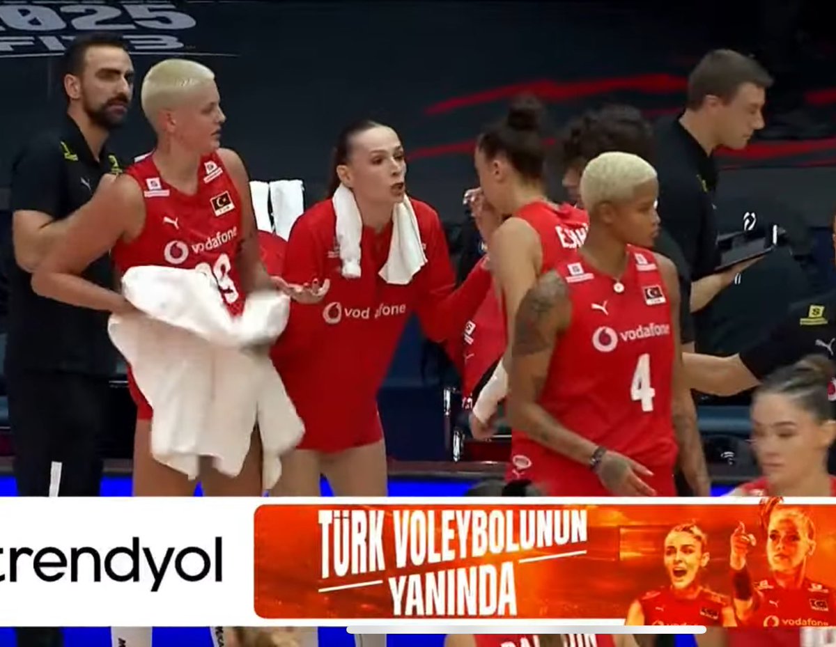 Orta pasör libero smaçör pasör çaprazı takım psikoloğu antrenör takımın her şeyi