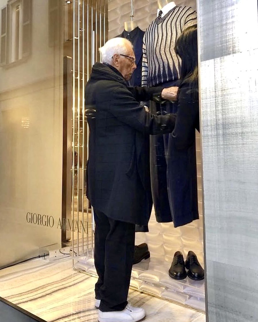 That time Giorgio Armani, over 85 years old, was spotted in Milan, Italy 🇮🇹 personally arranging his own boutique window, leaving an epic and intergenerational message of humility and devotion to work

Immense ✨