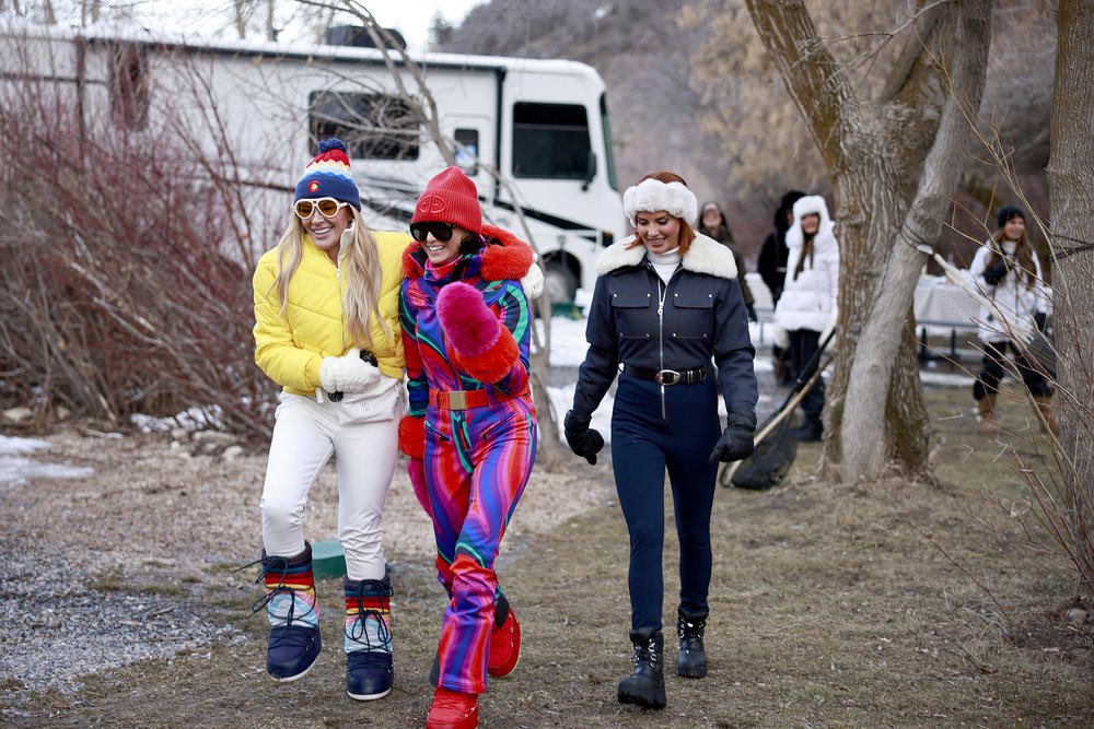 Mary_CosbyFan's tweet photo. RHOSLC NEWS❄️❄️❄️

SLC continues to do what has never been done on any HWs show! The entire first episode is the women, minus Lisa, on their mini cast trip to Provo Canyon and Saratoga Springs! Trip hosted by Mary and Angie #RHOSLC https://t.co/rG1kd9NWzb