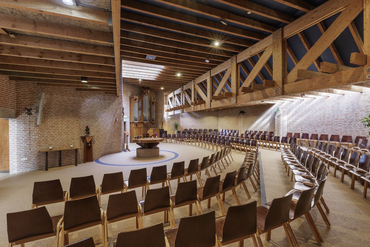 MartjanKuit's tweet photo. Emmauskerk, Nieuwegein (1977) 

Architect Ton Alberts en kunstenaar Arnold Hamelberg ontwierpen een experimentele kerk. Met zitkuil. 13/20 https://t.co/SHGuynqGli