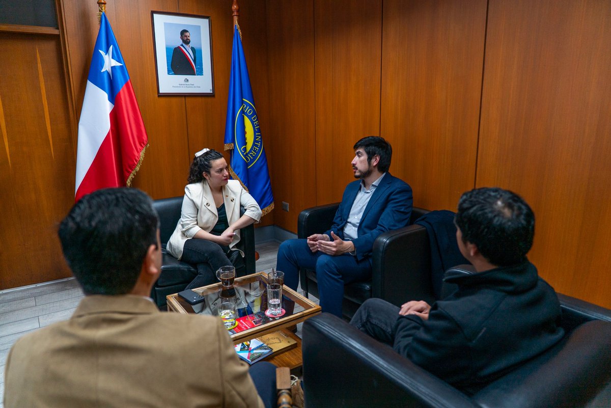 DPRLosLagos's tweet photo. 📍 Delegada Paulina Muñoz recibió el saludo protocolar del director nacional (s) de la @DirecDelTrabajo, Sergio Santibáñez, junto al @MintrabLosLagos y director regional, abordando temáticas de interés para las y los trabajadores de la región. https://t.co/sSL24GWM4h
