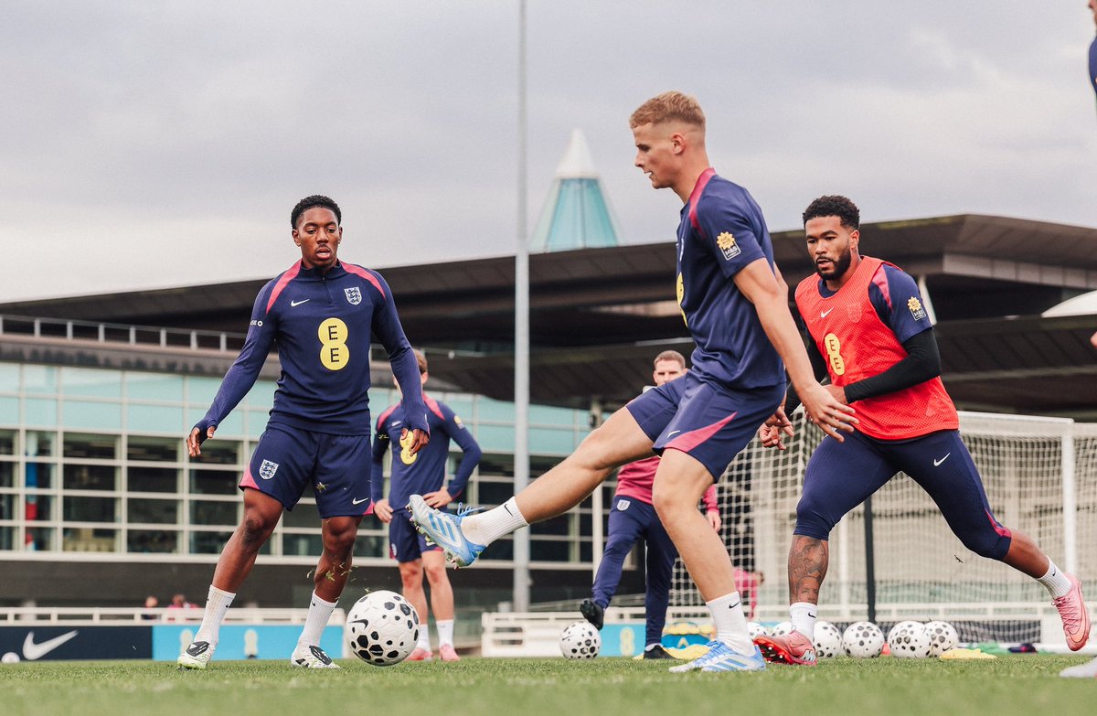 Zach with the <a href="/England/">England</a> squad. 🦁❤️