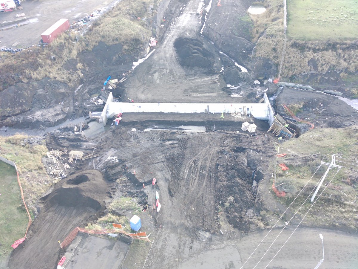 #MOPEnTerreno

🚧🚜Tras paralización de invierno reanudamos las obras de pavimentación de la Avenida Última Esperanza, iniciativa ejecutada por #VialidadMOP que considera una inversión sectorial de $7.540.127.558 y presenta un 80% de ejecución.

En terreno en Puerto Natales