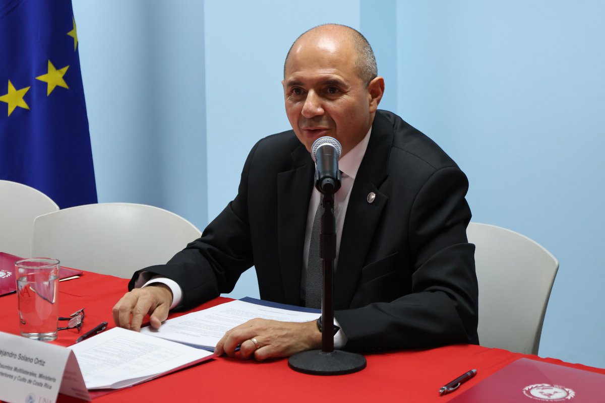 Este espacio organizado por <a href="/comunidadUNACR/">UNACostaRica</a> y apoyado por la UE tendrá una jornada de dos días en donde expertos internacionales ahondarán en la relación bilateral entre la 🇪🇺 y cada país centroamericano. Como resultado de este diálogo la #UNA realizará la producción de un libro.