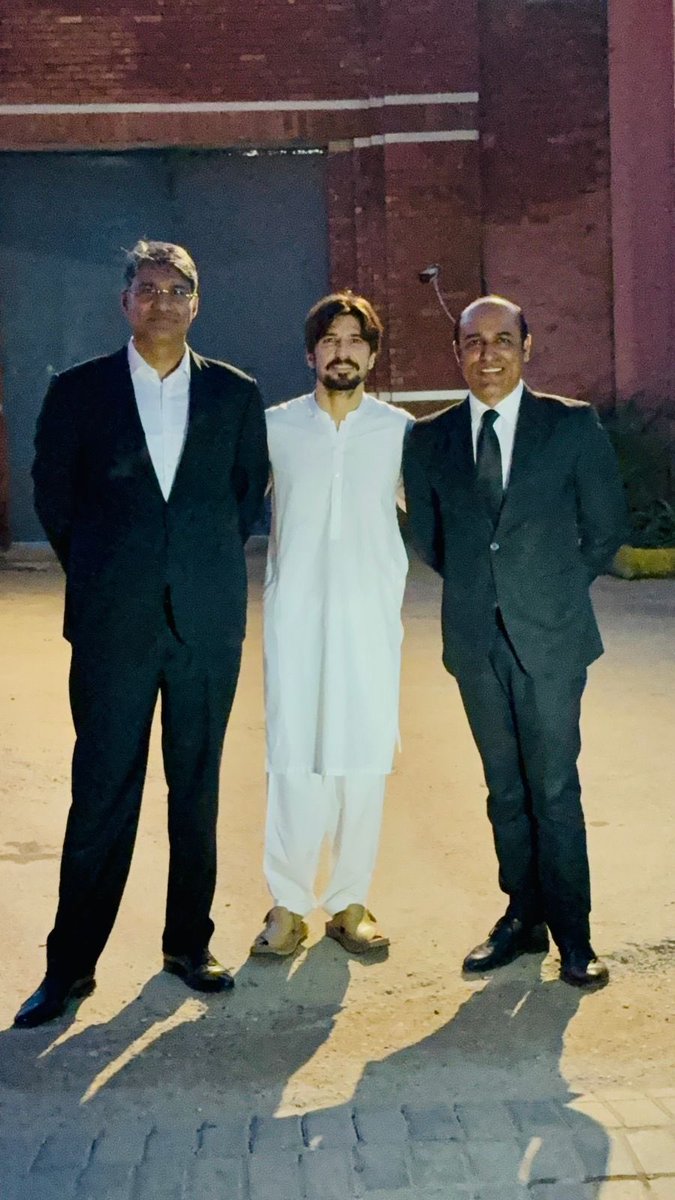 الحمدللہ! 
عمران خان کے بھانجے 
شاہ ریز خان کو رہا کر دیا گیا