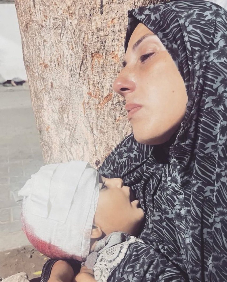 OdakTV1's tweet photo. 13 yıl boyunca evlat hasreti çeken Gazzeli bir annenin tek çocuğu, İsrail’in saldırısında hayatını kaybetti. https://t.co/ydCm6UeP6o