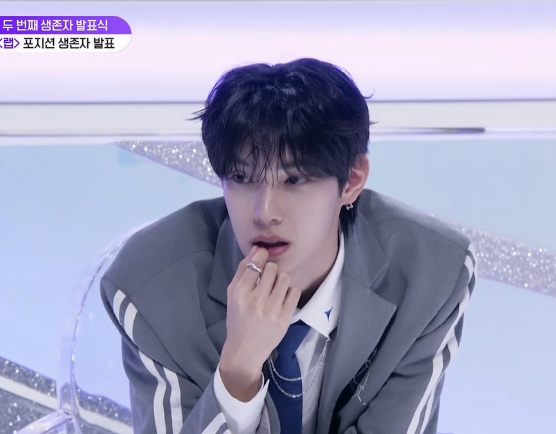 #최립우 여자들아.
이 남자가 딱딱한 의자에 앉아있는게 말이 되니