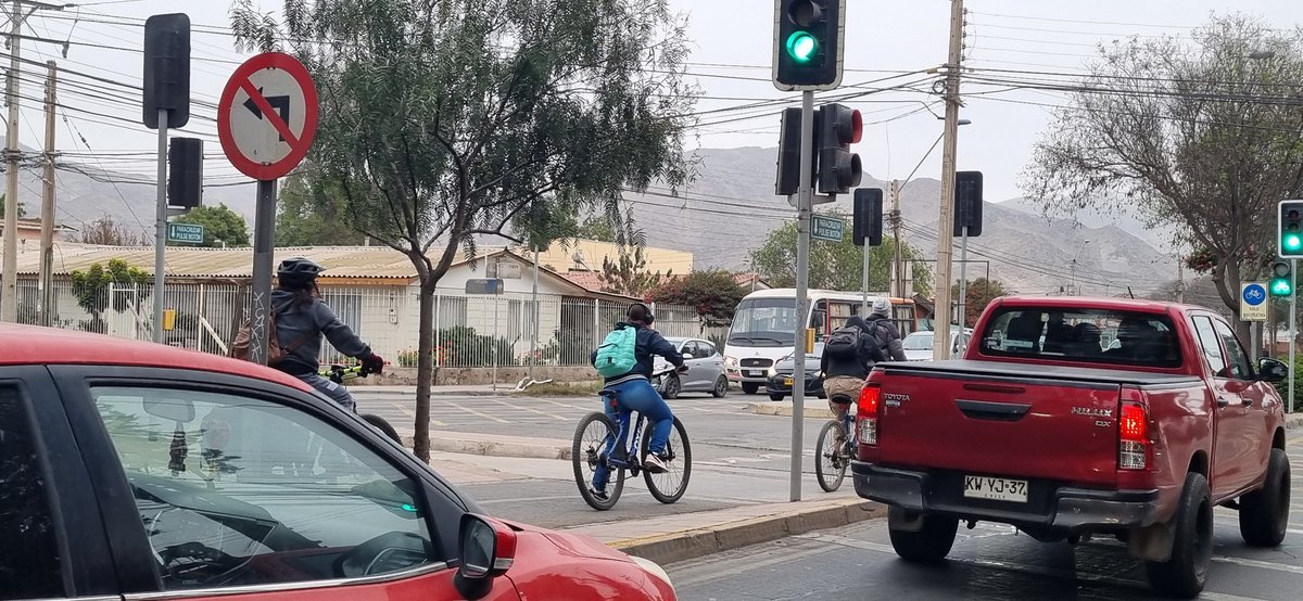 ⚠️Me comparten taco en ciclovía  esta mañana.
Ciclistas en Avda Copayapu/Vicuña #Copiapo #Atacama #Movilidad #Bicicleta
