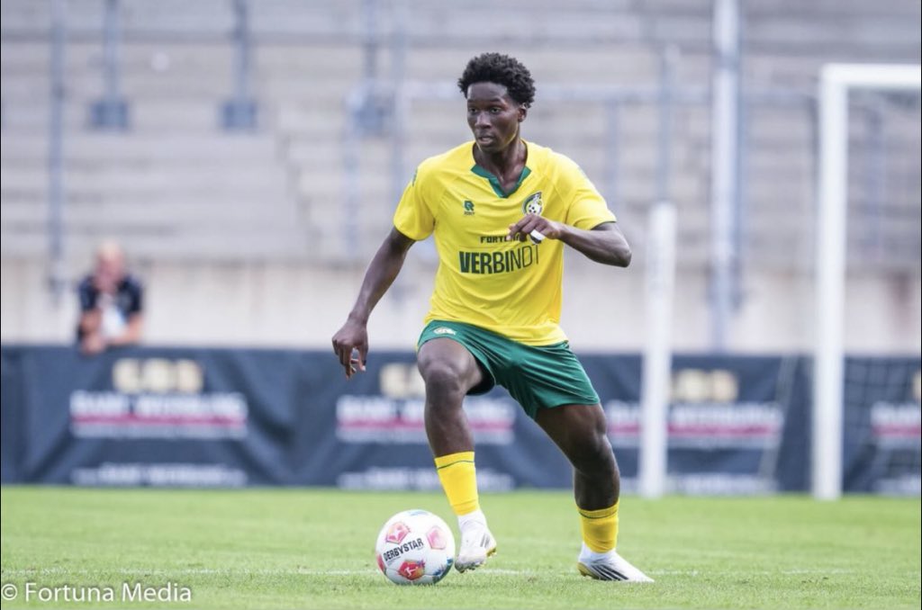 Fortuna verliest een oefenwedstrijd van Standard Luik. Bij de Fortunezen stond Moussa Gbemou in de basis.