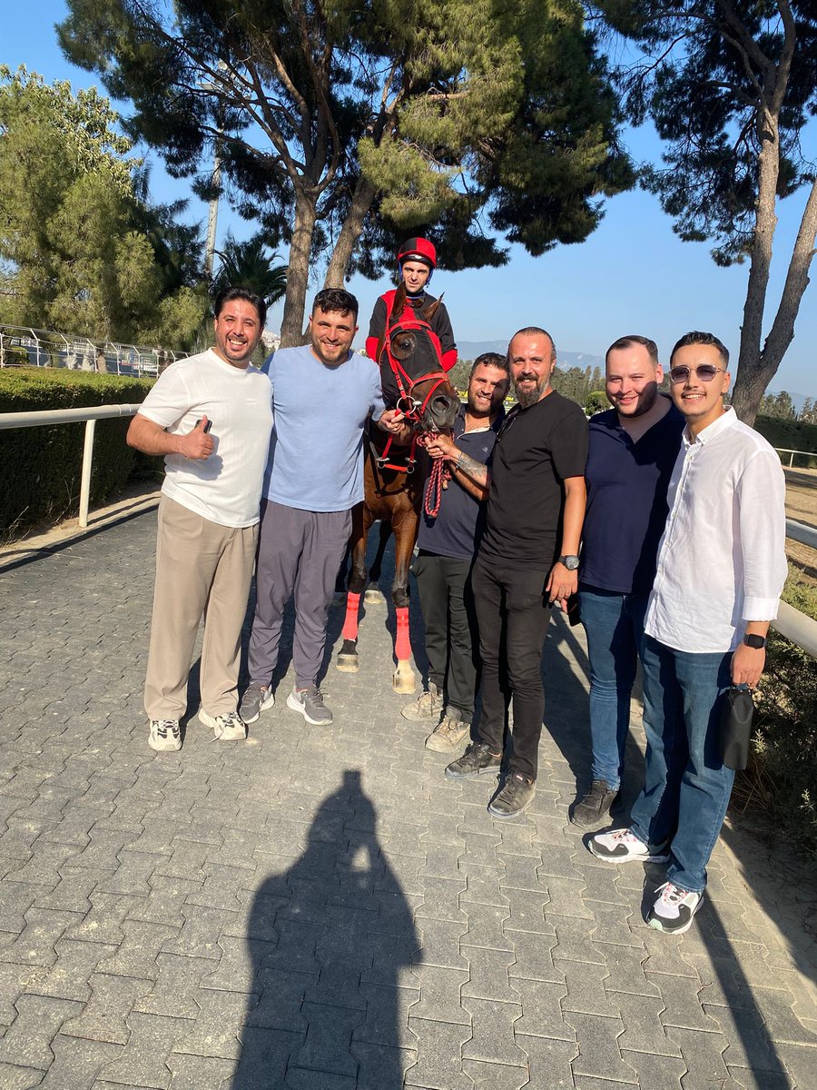 Kendi adıma ilk birinciliğim tarifsiz bir mutluluk yaşıyorum aslan oğlum Güneren ayaklarına sağlık. Başta kardeşim antrenör <a href="/OkanTad23/">Okan Taşdemir</a> sonra jokey onur atmaca ya ve kendi atları gibi sevinen mutlu olan beni yalnız bırakmayan değerli kardeşlerim <a href="/SenolULU1991/">Şenol ULU</a> <a href="/ardaACAR004/">Arda Acar</a>