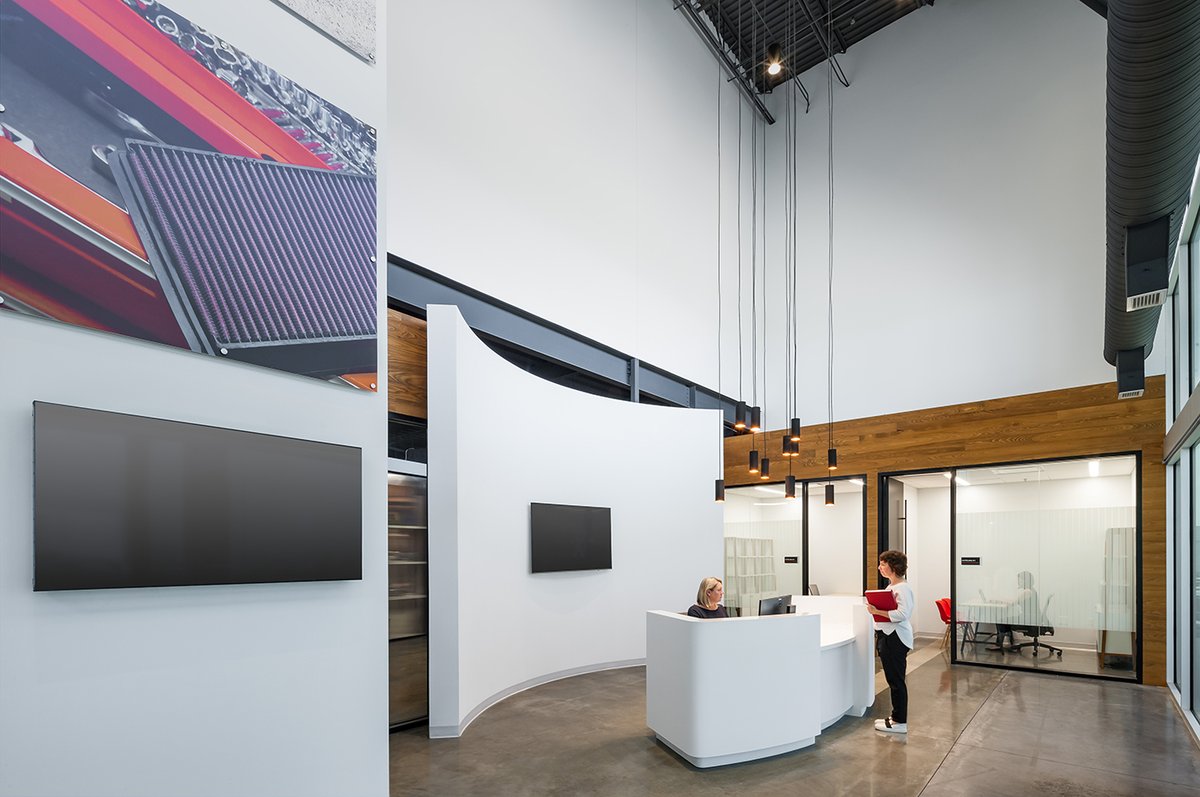 StructureToneSW's tweet image. From vision to reality: We partnered with @knfilters @CushWake & @PageThink to deliver a 525,000 SF DFW hub—complete with racking/logistics space, modern offices, and a massive manufacturing floor.
Learn more: stobuildinggroup.com/projects/kn-fi…