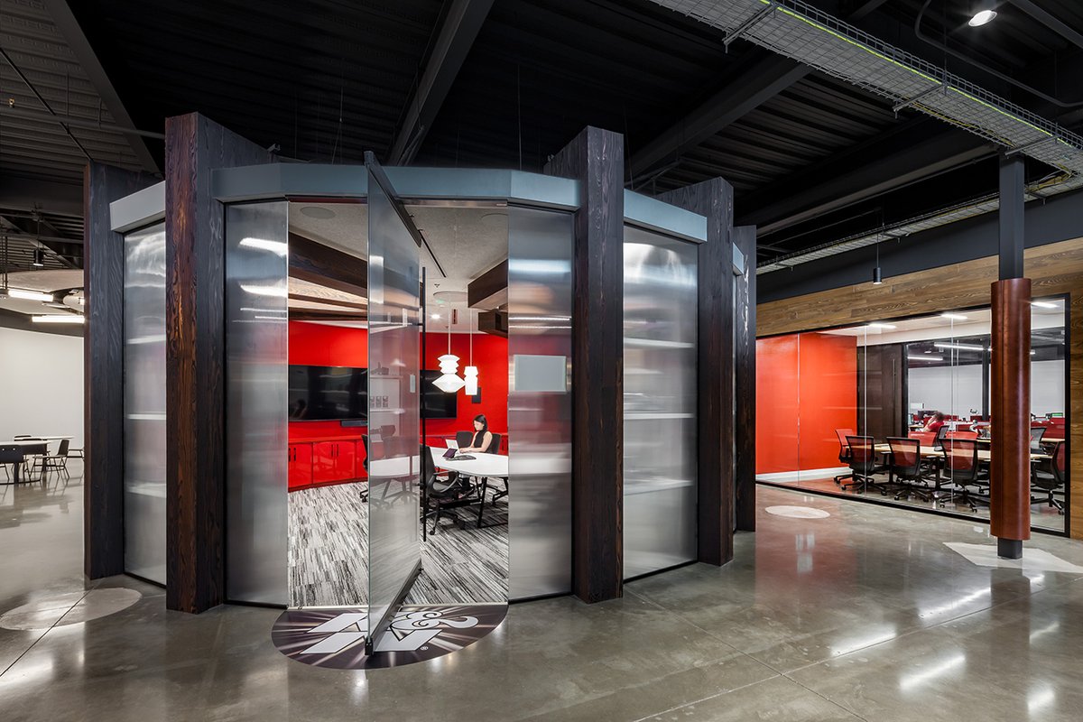 StructureToneSW's tweet image. From vision to reality: We partnered with @knfilters @CushWake & @PageThink to deliver a 525,000 SF DFW hub—complete with racking/logistics space, modern offices, and a massive manufacturing floor.
Learn more: stobuildinggroup.com/projects/kn-fi…