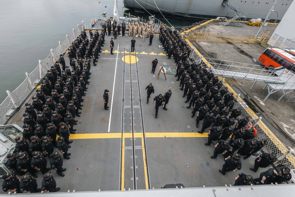 CDS_Canada_CEMD's tweet photo. Everywhere I go around the world, military leaders share their appreciation for the professionalism of @CanadianForces on operations. I witnessed this firsthand onboard #HMCSVilleDeQuebec as we sailed on #OpHORIZON. https://t.co/GfOdBovla8 https://t.co/KufYMzB3lQ