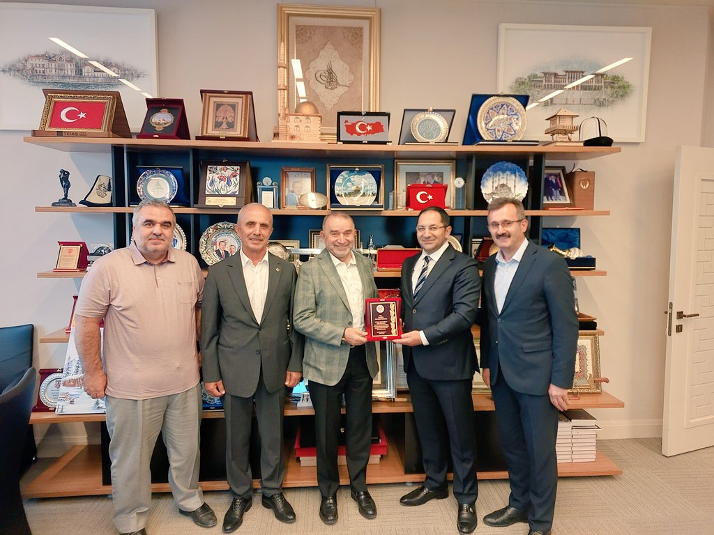 Artvin İmam Hatip Lisesi'nin kuruluşunun 50. yıl dönümü etkinliğine yaptığı önemli katkı ve okul binasının yenilenmesi sebebiyle Cumhurbaşkanı Başdanışmanı Sn <a href="/israfilkisla/">İsrafil KIŞLA</a> beye tertip komitesi adina plaket ve 50. yıl  hatıra kitabı takdim ederek kabulleri icin tesekkur ettik.