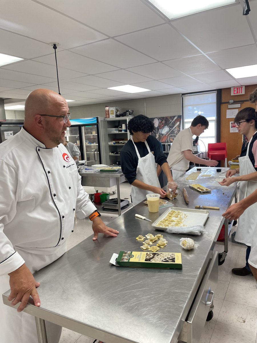 sagGEYER's tweet image. Great to visit our students in Chef Erlenbach’s culinary lab this morning. He has built a thriving program at Goochland High School. 🐾 💪🏼 ⁦@GoochlandHigh⁩