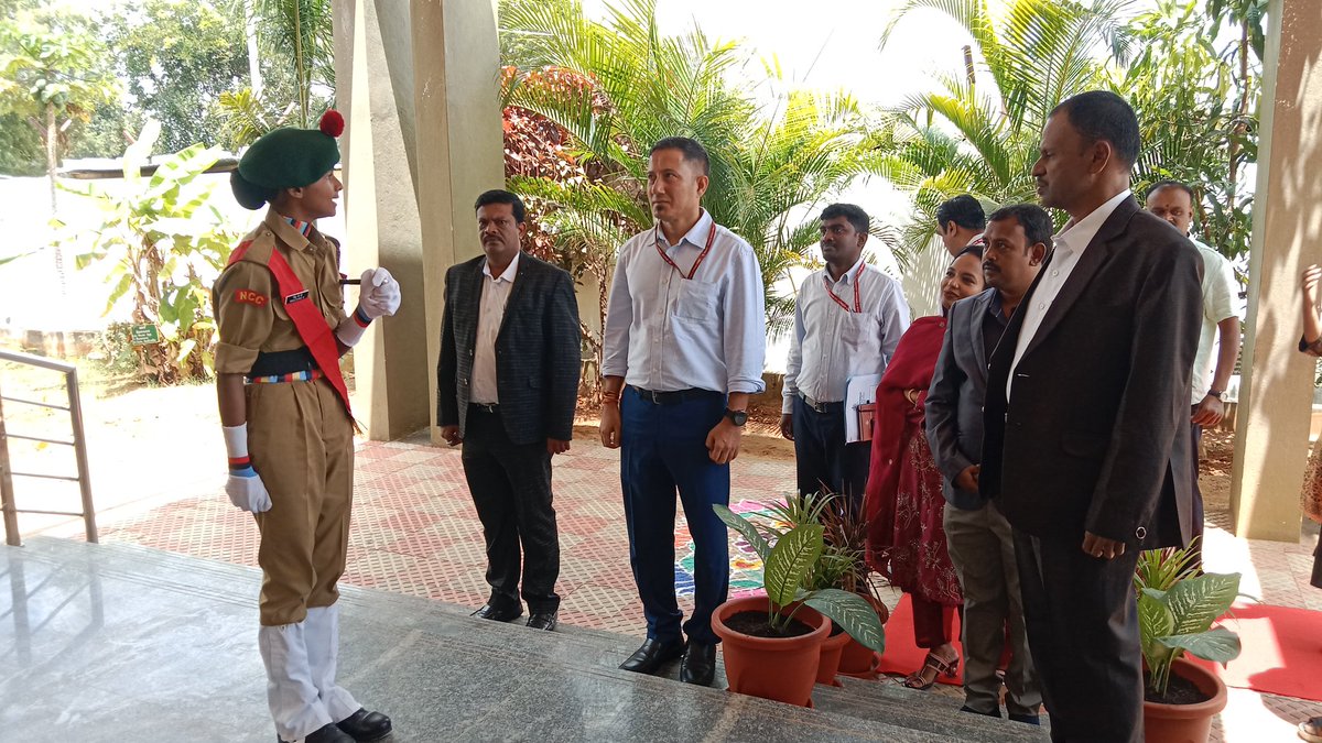 MMDRSKolar's tweet photo. @DOMGOK   
 Shri. Ram Singh, I.A.S  Honbl'e joint secretary, MINISTERY OF MINORITIES, Govt of India along with PMJY Nodal officials, A.C of Kolar, A.D. Directorate of Minority Karnataka, D.O Minority Kolar and other officials visited the school regarding PMJY Work progress ,,, https://t.co/RKGxalTjJL