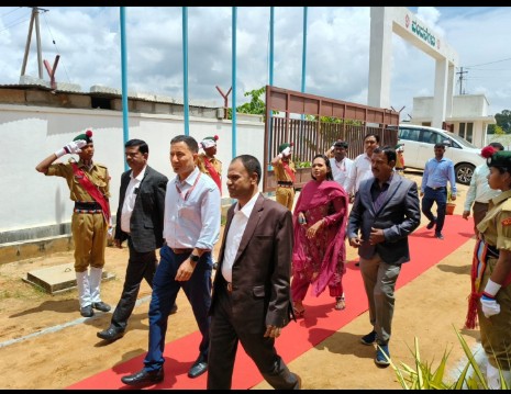 MMDRSKolar's tweet photo. @DOMGOK   
 Shri. Ram Singh, I.A.S  Honbl'e joint secretary, MINISTERY OF MINORITIES, Govt of India along with PMJY Nodal officials, A.C of Kolar, A.D. Directorate of Minority Karnataka, D.O Minority Kolar and other officials visited the school regarding PMJY Work progress ,,, https://t.co/RKGxalTjJL