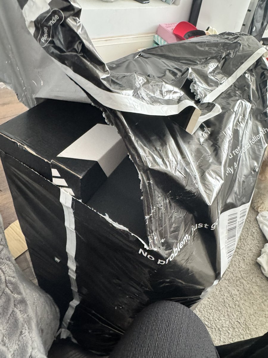 rubykelb's tweet image. @verynetwork delivery delivered today by yodel missing items bag ripped open 😡