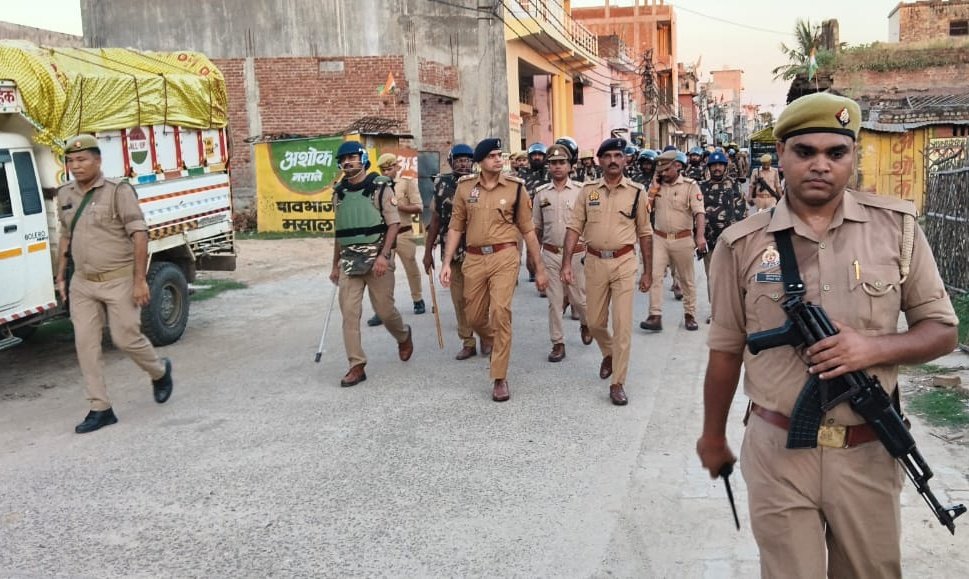 shravastipolice's tweet photo. #SPSVI श्री राहुल भाटी के नेतृत्व में आगामी बारावफात त्योहार को लेकर #ASPSVI श्री मुकेश चंद्र उत्तम #COनगर श्री सतीश कुमार शर्मा मय कोतवाली भिनगा पुलिस बल के साथ कस्बा भिनगा में फ्लैग मार्च किया गया, ताकि शांति, सुरक्षा एवं सौहार्दपूर्ण माहौल सुनिश्चित हो सके। https://t.co/U7WMspW1QL