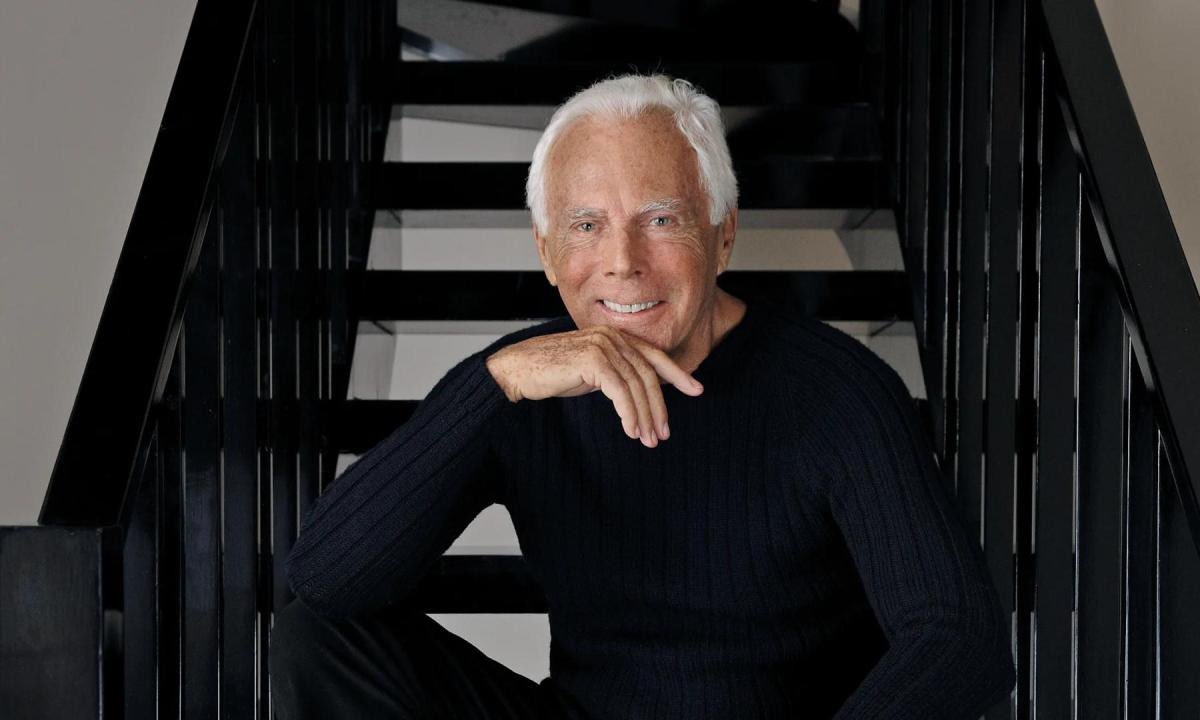 Un’eleganza sobria, raffinata, potente. Le sue creazioni, un fruscio di bellezza. Il suo stile intramontabile e ineguagliabile. Se ne va Giorgio Armani, un’icona della moda mondiale, un grande italiano.