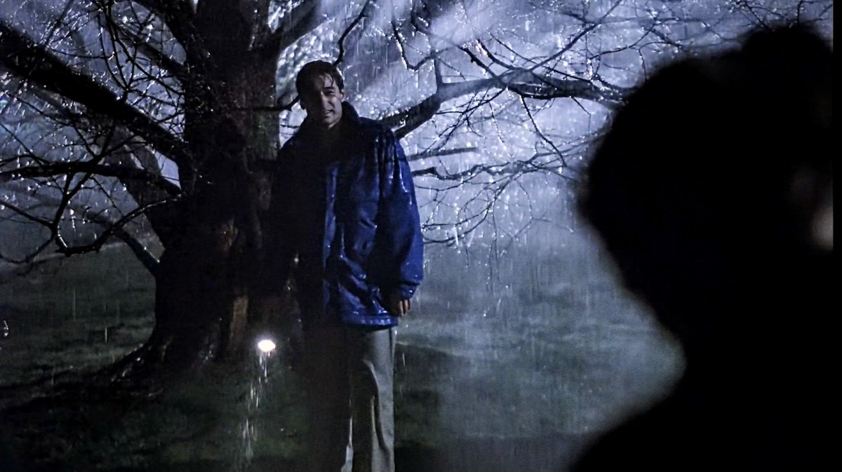 The X-Files pilot was released on September 10, 1993. It was shot in Vancouver rain and low fog. That “accidental gloom” became the show’s signature look—and changed TV lighting forever. 🌧️👽