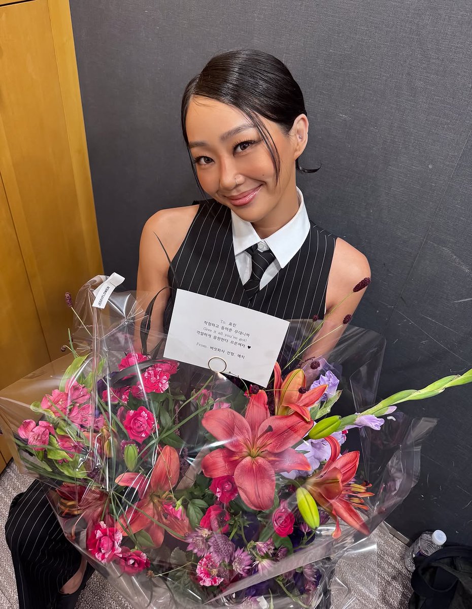 Jhyoniecorn's tweet image. [HYOSTAGRAM] 250804 #HYOLYN 

xhyolynx: 감동의엠카 #SHOTTY 🖤