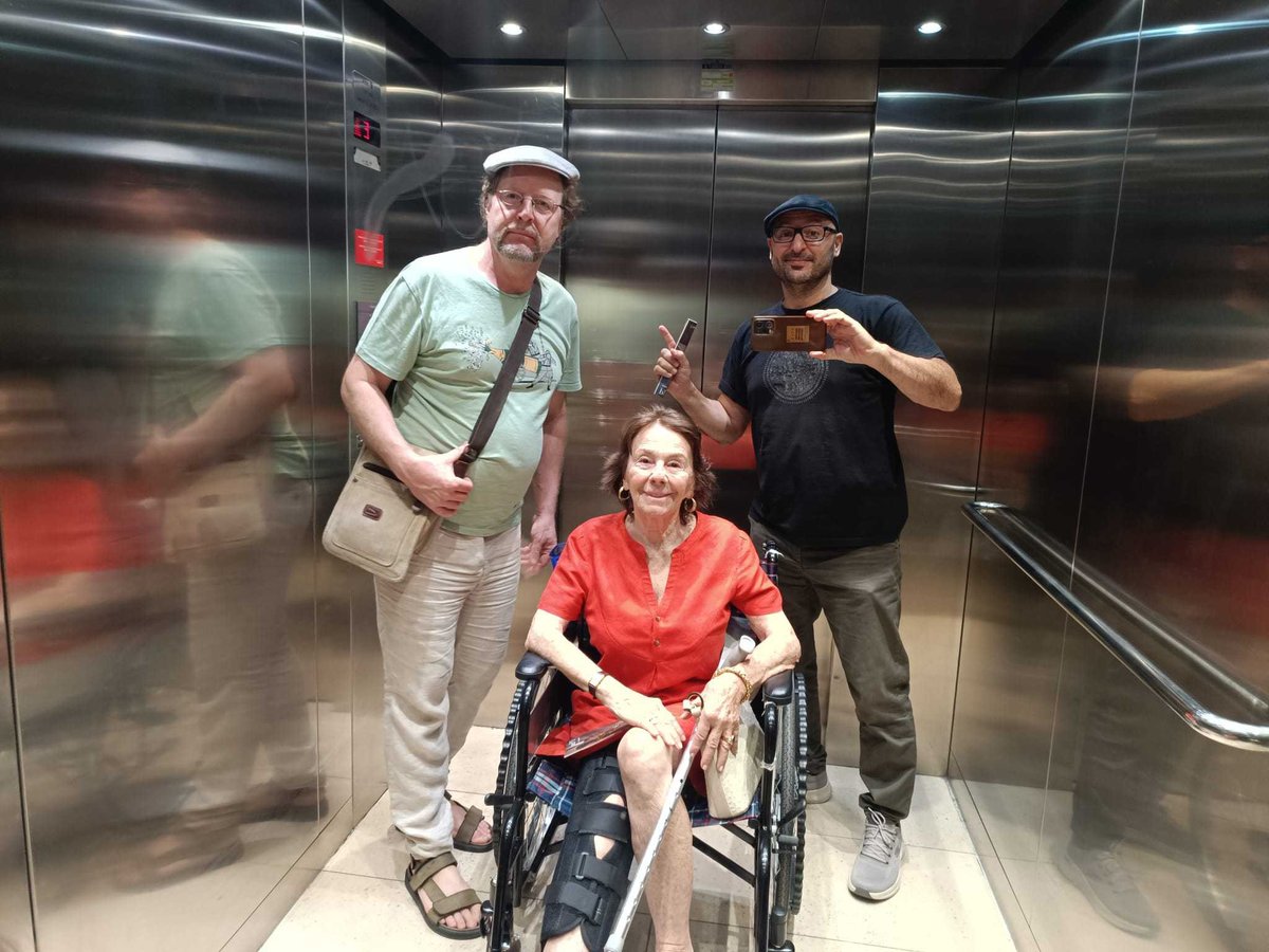 Jueves 5 de junio
El tren a Madrid no sale hasta las 15.00; tenemos mañana libre por Barcelona. Kenizé quiere pasear por las Ramblas, afortunadamente están a solo 600 metros. Por el barrio gótico no podemos aventurarnos:  la silla de ruedas vibra demasiado sobre el adoquinado.