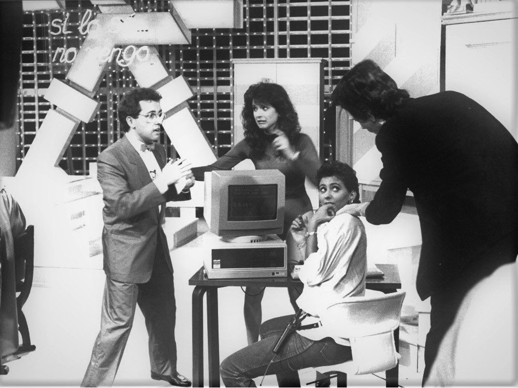 giltrullen's tweet photo. “Si lo sé… no vengo” nace en 1985 y fue el primer programa de TVE en utilizar un ordenador como prueba para sus concursante en todas sus emisiones. Aun no había llegado internet. Solo textos en verde sobre fondo negro. ⁦@ArchivoRTVE⁩  (Foto Sendra) https://t.co/wW0Vnjuynn
