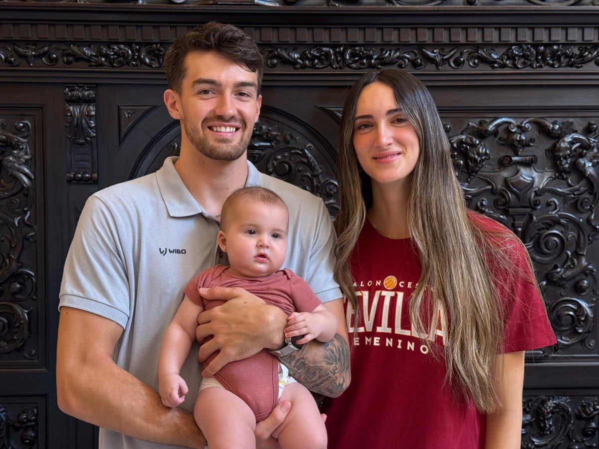 👪 Una familia muy del baloncesto sevillano

Nuestro jugador Nolan Bertain anduvo hoy muy bien acompañado no solo por su pareja Ángela Vendrell, jugadora del <a href="/cbsfemenino/">CB Sevilla Femenino</a>, sino por la pequeña Nova, nacida el año pasado. 

Hoy, mamá y papá juegan al baloncesto en Sevilla 😍
