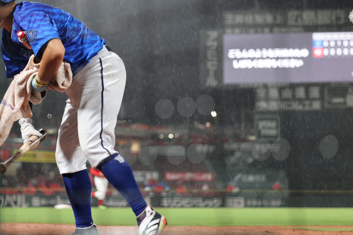 雨天中断が決まったときにネクストバッターズサークルに置いてあったものをさっと片づける筒香さん
250904
#横浜DeNAベイスターズ