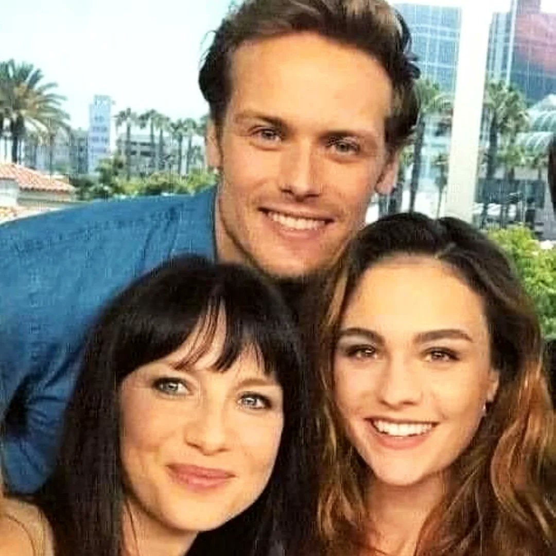 point_blank1959's tweet photo. SDCC 2017. San Diego Conventions are the best. Maybe it's the weather? #SamHeughan #CaitrionaBalfe #sophieskelton #sdcc2017 https://t.co/UaFIaI2OrV