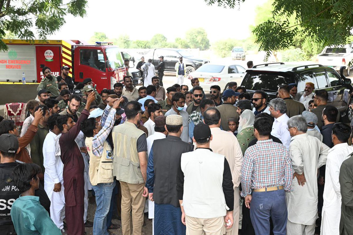 MediaCellPPP's tweet photo. خاتونِ اول اور رکنِ قومی اسمبلی بی بی آصفہ بھٹو زرداری کا نواب شاہ میں مدبنگلو کے مقام پر ایس ایم بند کا دورہ، جہاں انہوں نے سیلاب سے متاثرہ افراد کے لیے قائم امدادی و طبی کیمپوں کا معائنہ کیا۔ اس موقع پر انہیں بتایا گیا کہ میڈیکل کیمپ روزانہ تقریباً 80 مریضوں کو علاج فراہم کر رہا ہے جبکہ بی بی آصفہ بھٹو زرداری نے متعلقہ محکموں کو مزید موثر اقدامات کرنے کی ہدایت کی۔
@AseefaBZ