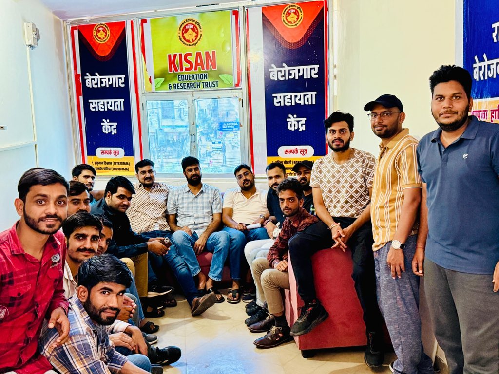 आज बेरोजगार कार्यालय पर कंप्यूटर अनुदेशक भर्ती के अभ्यर्थियों से मुलाकात करके आगे की रणनीति पर विचार विमर्श किया ।।
#राजस्थान_बेरोज़गार_यूनियन 
<a href="/RajCMO/">CMO Rajasthan</a> <a href="/HANUMANKISAN/">HANUMAN KISAN</a> <a href="/JairamK81543228/">Jairam Kasana</a> <a href="/BhajanlalBjp/">Bhajanlal Sharma</a> <a href="/jack09_official/">𝕍𝕀𝕊ℍ𝔸𝕃 𝕁𝔸ℕ𝔾𝕀𝔻</a> <a href="/ARVINDJANG65298/">ARVIND JANGIR</a> 
<a href="/Ravindrachdry/">Ravindra Choudhary</a>