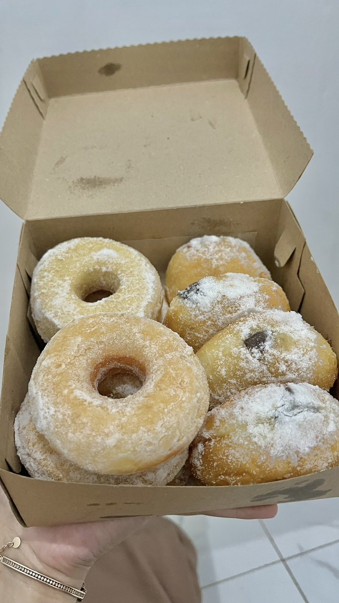 nnntaaakk's tweet photo. @FOOD_FESS Eh itu murahhh bgtt. Ini donat langgananku harganya 2k/pcs, yg isi coklat 2.5k/pcs😋😋 https://t.co/VzDLeGfUaM