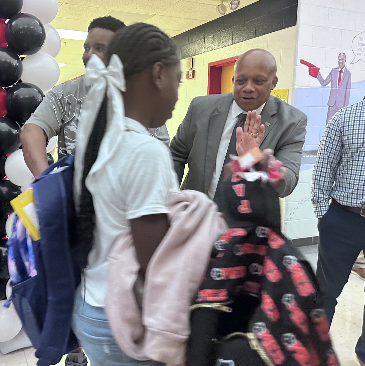 What an incredible morning at <a href="/Maupin_ES/">Maupin Elementary Principal</a> for the first <a href="/JCPSKY/">JCPS</a> Flash Dads of the school year! Thank you to everyone who came out to celebrate our students and start their day off with a high-five!