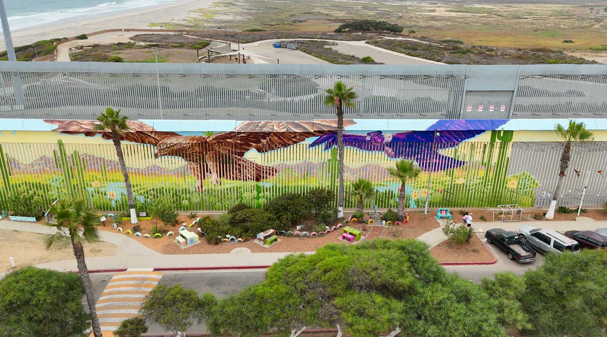 MOZAIK2020's tweet photo. At Tijuana’s Friendship Park, art bridges borders.
@MOZAIK2020 + Alfredo “Libre” Gutiérrez  @LibreHem unveil Abrazo Mutuo—a 3,713 sq ft mural of the eagle + condor, symbolizing unity + shared humanity across the U.S.–Mexico border. 🕊️🎨

#AbrazoMutuo #ArtWithoutBorders #UnityThroughArt
https://t.co/Pq1kucHnHU