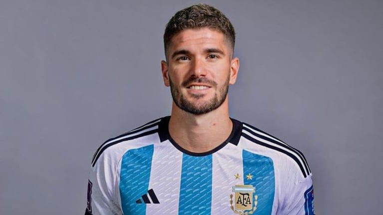 Dos personas que van a extrañar a Messi en la selección, mirándose fijamente.