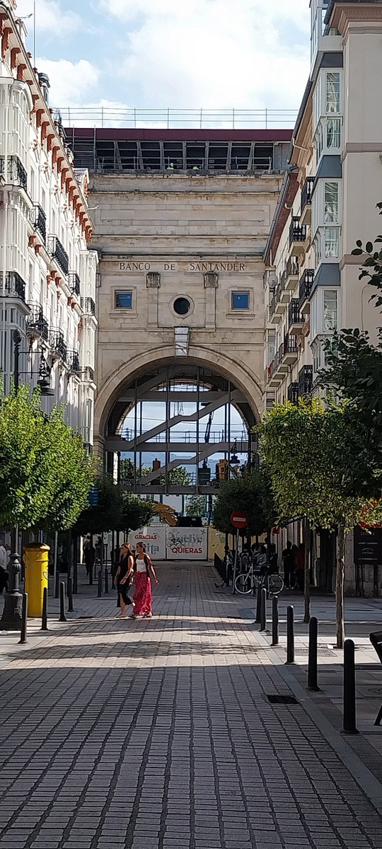 D_Higuera_Ing's tweet image. El mejor ejemplo de que "la ley" no es igual para todos.
Han cerrado el arco y han levantado una planta y todo "dentro de la legalidad". El edificio contaba con la mayor protección urbanística Bien de Interés Cultural dentro del conjunto histórico de Paseo de Pereda.