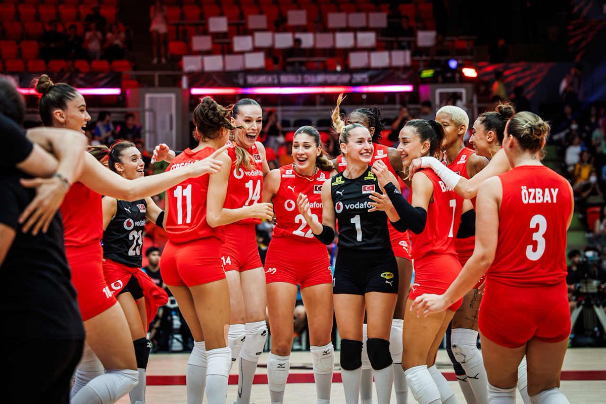 🔥🔥FİLENİN SULTANLARI TARİHİNDE İLK KEZ DÜNYA ŞAMPİYONASI'NDA YARI FİNALDE 🔥🔥

🇹🇷Türkiye, Çeyrek Finalde 🇺🇸Amerika'yı 3-1 mağlup ederek yarı finale yükseldi. 

#FileninSultanları