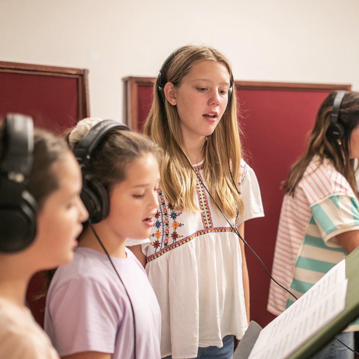 PatchAdventures's tweet image. Get ready for the newest Patch Adventure, packed with unforgettable characters and exciting new songs you’ll love to sing along to! 🎵✨

Here’s a sneak peek of the kids’ choir recording some of the brand-new songs! 🎶

#NewAdventure #PatchThePirate #PatchAdventure #ComingSoon